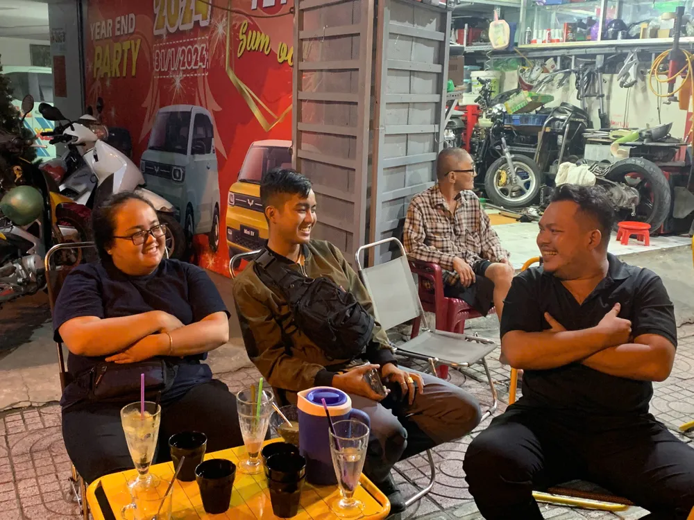 Ảnh 1_ Chị Nguyễn Hoàng Kim Ngân cùng đội 911 ngồi tại “chốt” trực cứu hộ giao thông. Ảnh_ Nhóm PV .jpg