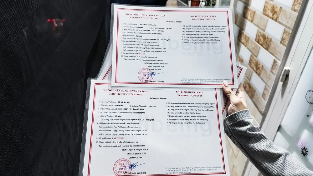 Ảnh 3_ Các chứng chỉ sơ cấp cứu để phục vụ hoạt động cứu nạn giao thông của đội 911. Ảnh_ Nhóm PV.jpg