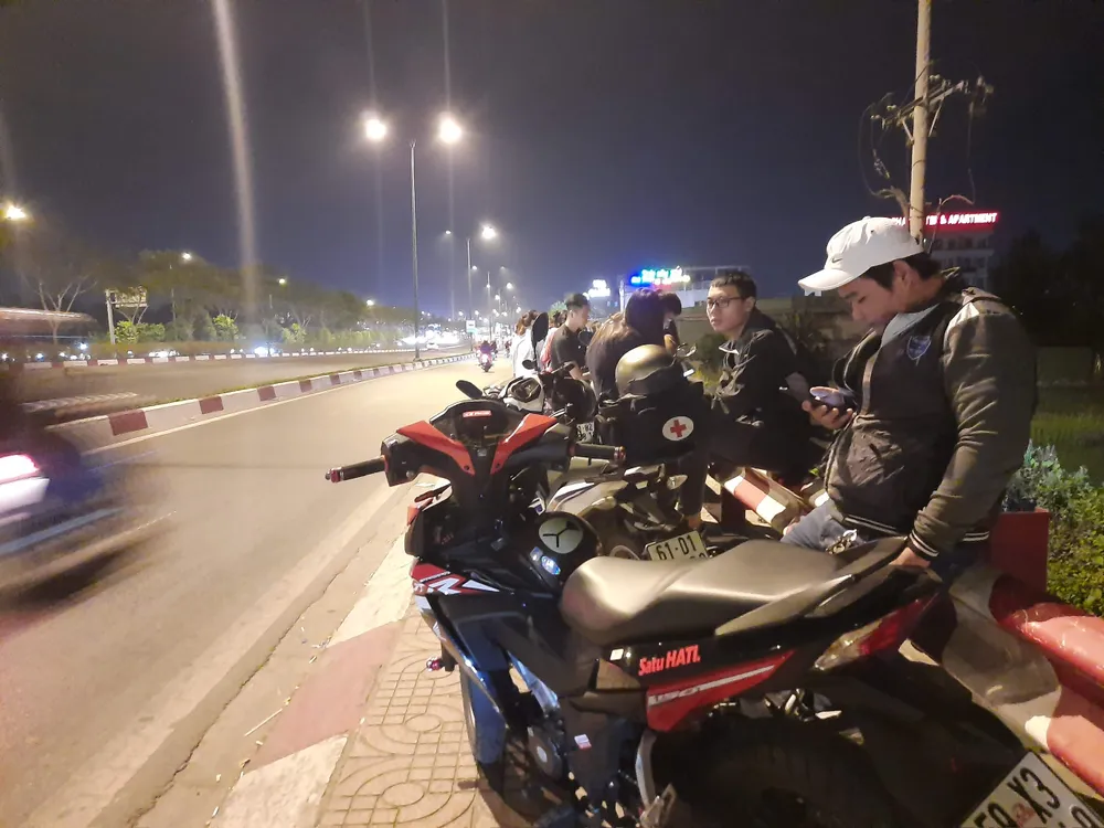 Ảnh 5_ Những lúc đội 911 còn ngồi trực cứu hộ giao thông ở bến xe buýt và vỉa hè. Ảnh_ NVCC.jpg