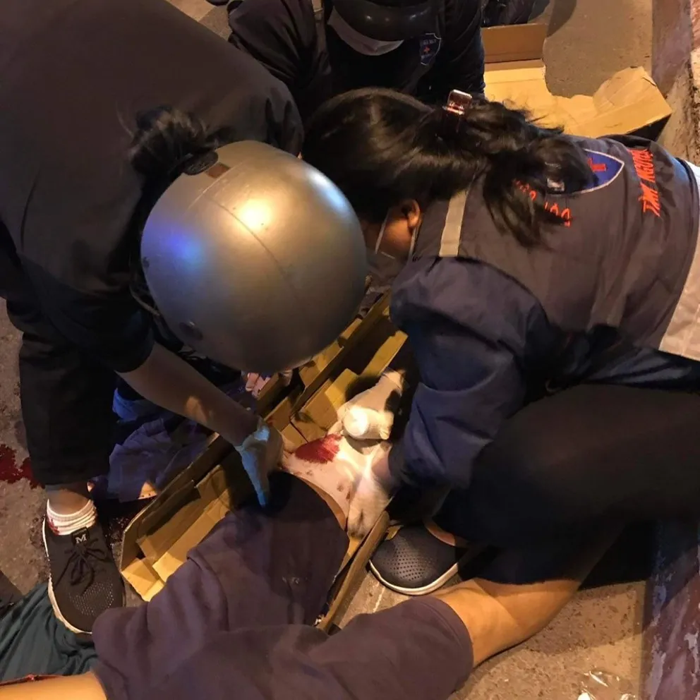 Ảnh 6_ Chị Ngân cùng đội thực hiện hỗ trợ một ca tai nạn lúc nửa đêm. Ảnh_ Nhóm PV.jpg