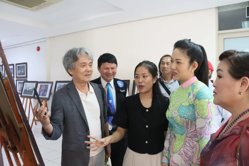 Ông Min WoongKi, Phó Chủ tịch Liên hiệp các Hội Văn hoá Nghệ thuật TP Daegu, Chủ tịch Hội Nhiếp ảnh TP Daegu và bà Nguyễn Thị Thanh Thúy, Phó Giám đốc Sở Văn hóa và Thể thao TP.HCM đang chia sẻ về các tác phẩm nghệ thuật trưng bày tại triển lãm. giao lưu nghệ thuật 1.jpg