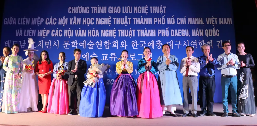 Lãnh đạo TP.HCM tặng hoa văn nghệ sĩ TP.Daegu giao lưu nghệ thuật 2.jpg