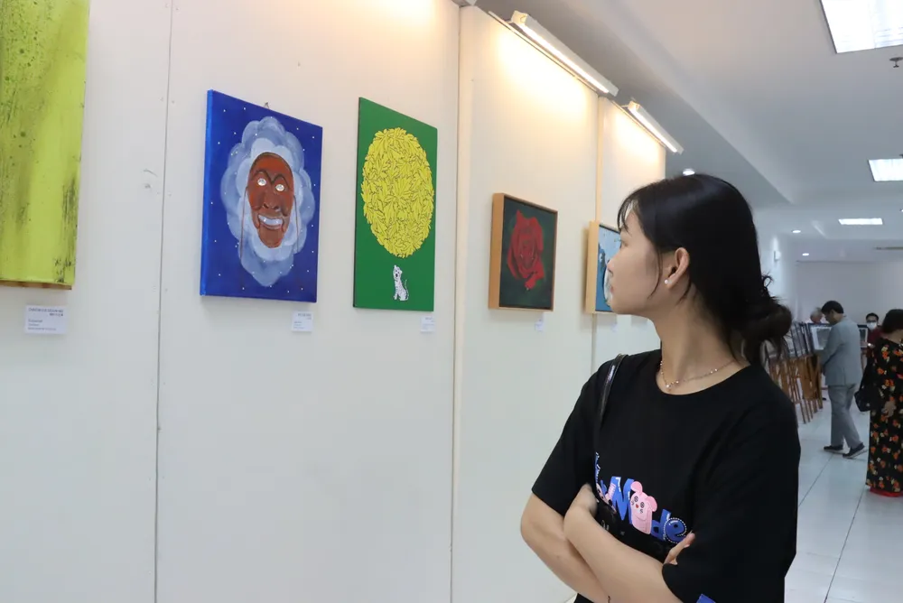 Hồng Liên chăm chú tìm hiểu và thưởng thức các tác phẩm nghệ thuật của TP Daegu. H4.JPG