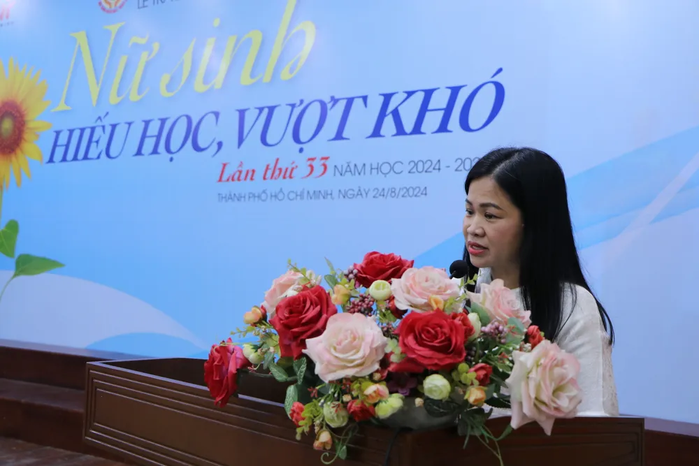 Bà Phạm Thị Vân Anh, Phó Tổng Biên tập Báo Phụ Nữ TP.HCM, phát biểu tại buổi lễ. Nữ sinh hiếu học vượt khó