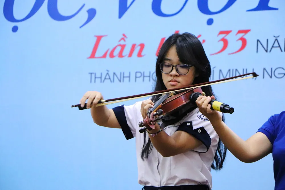 Em Đinh Trần Giáng My say sưa biểu diễn tiết mục “Lòng mẹ” bằng đàn violin. H5.jpg