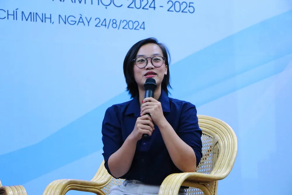 Minh chia sẻ ở chùa, ngoài việc dạy các em mồ côi học tập, Minh cùng sư cô nấu cơm từ thiện, phát cho người nghèo và làm những công việc thiện nguyện. Hiện tại, Minh là Bí thư Đoàn khu phố 12, quận 3, TP.HCM. H6.jpg