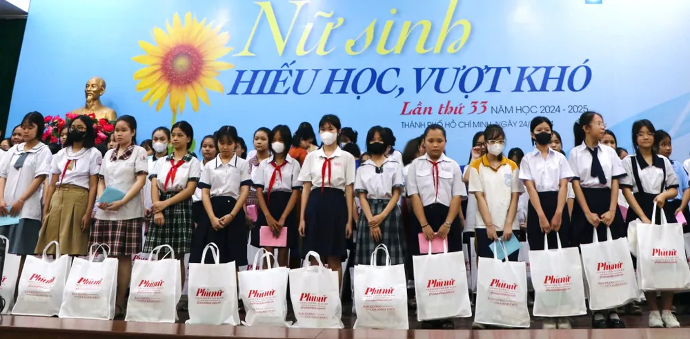 240 suất học bổng đã được trao tận tay đến các em học sinh, sinh viên. H8.jpg