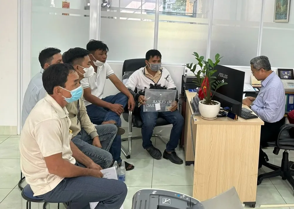 NLĐ đến Trung tâm tư vấn pháp luật của LĐLĐ TP.HCM để được hỗ trợ tư vấn pháp lý. nguoi-lao-dong1-3448-5371.jpeg