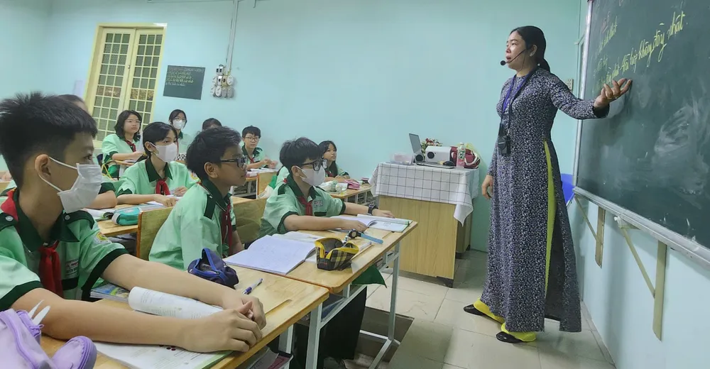 Dự thảo của Bộ GD&ĐT đang lấy ý kiến về việc thầy cô dạy thêm, cụ thể, dự kiến giáo viên sẽ được dạy thêm ngoài trường đối với học sinh chính khoá của mình. Ảnh: NGUYỄN QUYÊN thầy cô dạy thêm