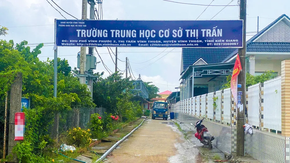 Hiệu trưởng Trường THCS Thị Trấn (huyện Vĩnh Thuận, tỉnh Kiên Giang) được xác định đã tự ý di chuyển cơ sở vật chất của trường qua nơi mới khi chưa có ý kiến của UBND huyện, gây dư luận chưa tốt trong dân. Ảnh: HOÀNG HỮU Trường THCS Thị Trấn