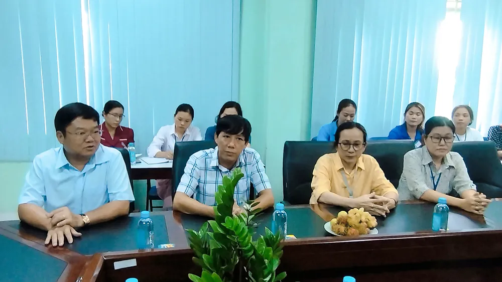Giám đốc Sở LĐ-TB&XH Lê Văn Thinh và ông Đinh Hữu Tuyến, Giám đốc Trung tâm Bảo trợ trẻ em Tam Bình (thứ hai từ trái sang) báo cáo tình hình các bé tại văn phòng Trung tâm Bảo trợ trẻ em Tam Bình. 1725521980915.jpg