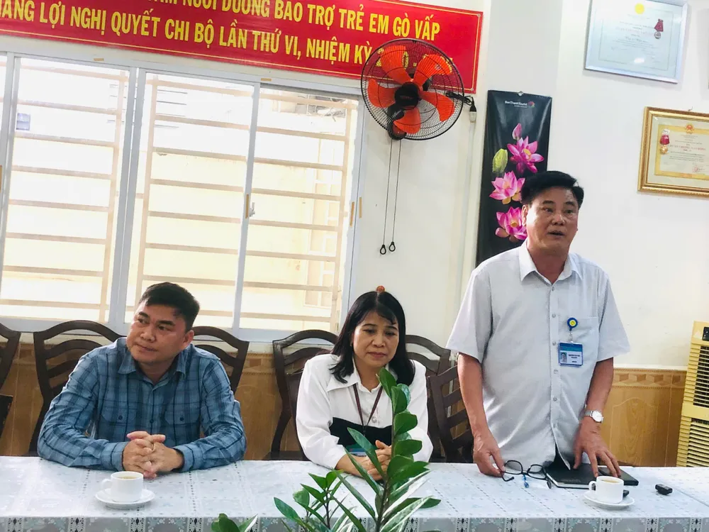 Ông Nguyễn Văn Hải, Giám đốc Trung tâm Nuôi dưỡng Bảo trợ Trẻ em Gò Vấp thông tin tình hình chăm sóc sức khỏe của Trung tâm đối với 15 bé được đưa từ mái ấm Hoa Hồng qua. H1 (3).JPG