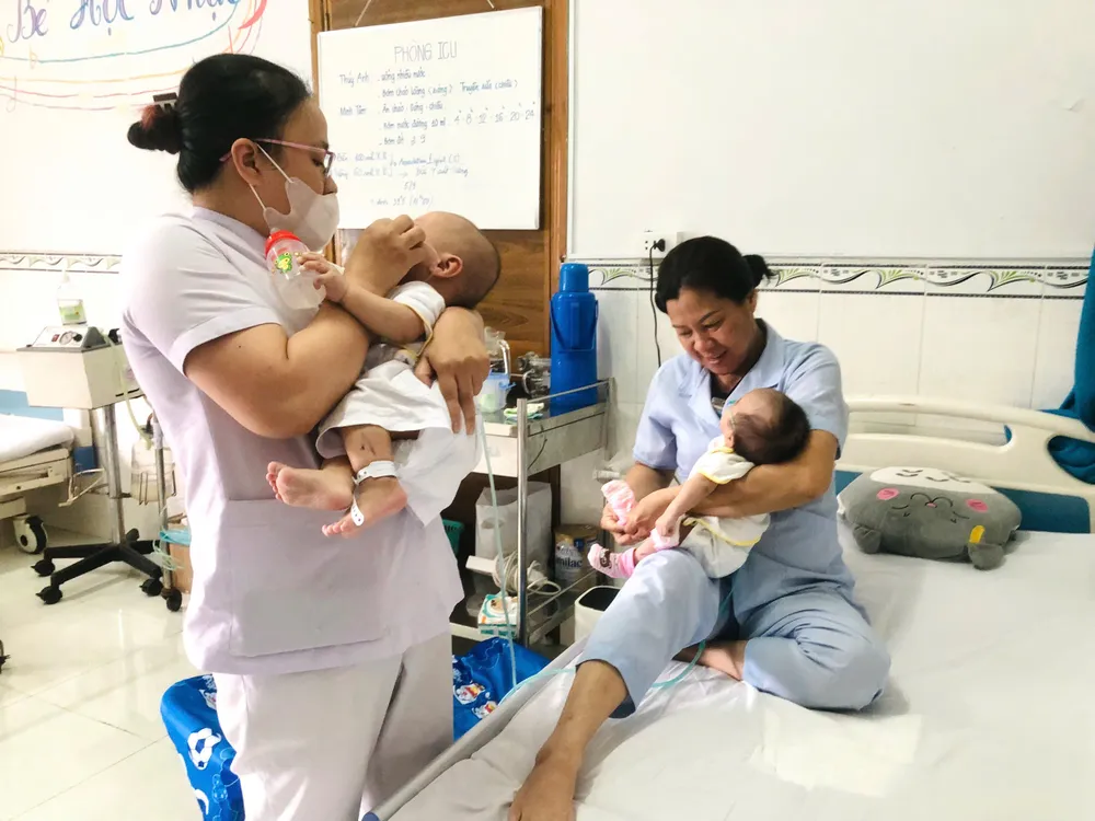 Sau khi phát hiện có dấu hiệu tím tái, 2 bé sơ sinh được chuyển vào phòng ICU để chăm sóc đặc biệt. H2 (2).JPG