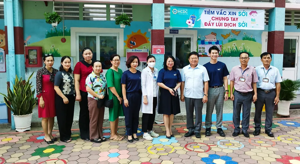 Ông Nguyễn Hữu Tài, Giám đốc Làng Thiếu niên Thủ Đức (thứ 2 bên phải sang) chụp hình lưu niệm cùng các đơn vị thăm hỏi các bé tại Làng Thiếu niên Thủ Đức. mái ấm hoa hồng.jpg