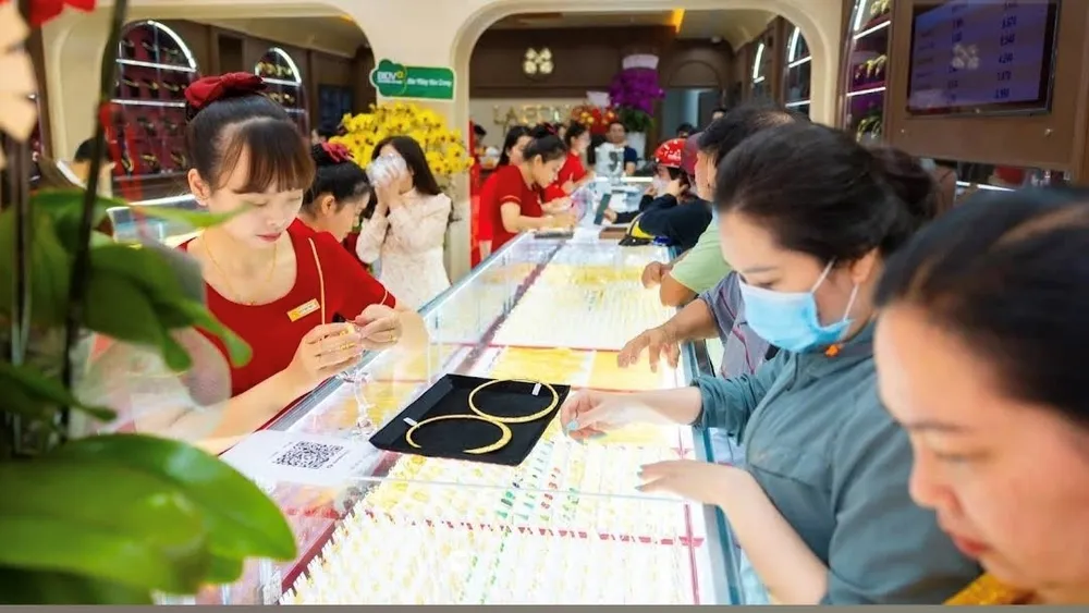 Người dân sắm vàng để chuẩn bị cho việc cưới hỏi. Ảnh: NHẬT TRUNG giá vàng tăng cao 2.jpg