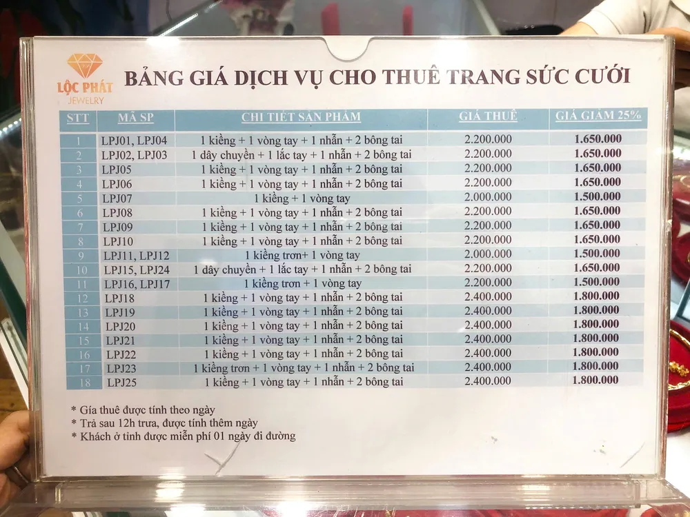 Bảng giá dịch vụ cho thuê vàng cưới tại một cửa hàng trang sức thuộc công ty TNHH Trang Sức Kim Lộc Phát. Ảnh: MINH THƯ giá vàng tăng cao 4.jpg