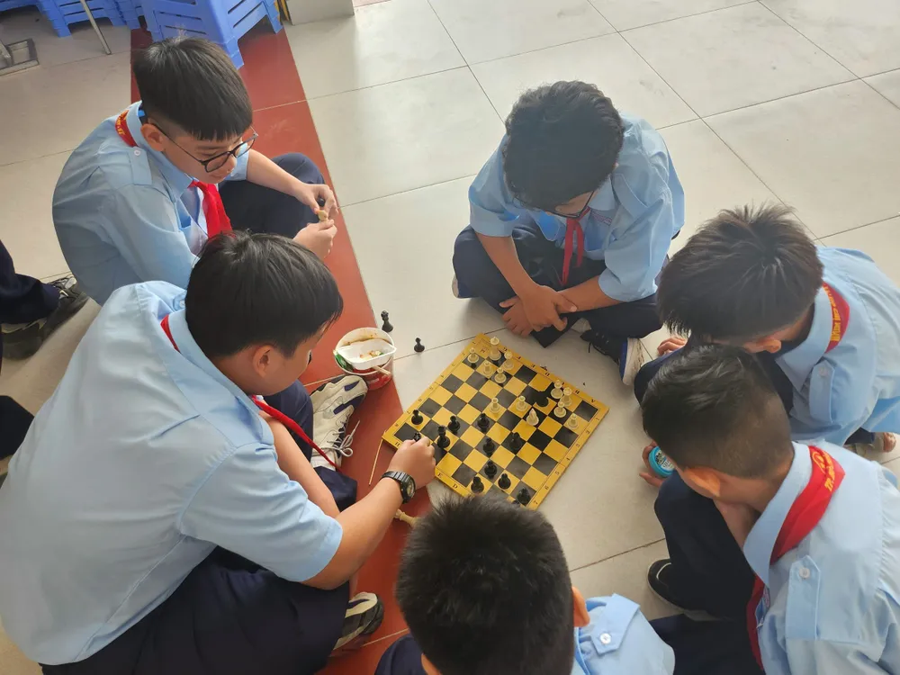 Học sinh Trường THCS Nguyễn Thái Bình (quận 6) chơi cờ vua trong giờ ra chơi. Ảnh: NGUYỄN QUYÊN cấm học sinh sử dụng điện thoại
