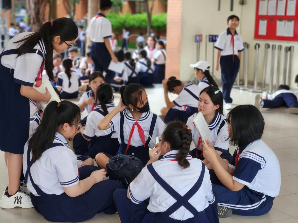 Giờ ra chơi của học sinh Trường THCS Lê Văn Tám khi không có điện thoại. Ảnh: NGUYỄN QUYÊN Sử dụng điện thoại