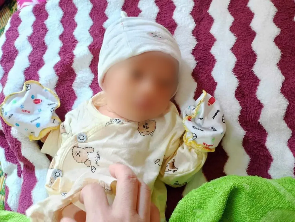 bé sơ sinh hơn 10 ngày tuổi bị bỏ rơi