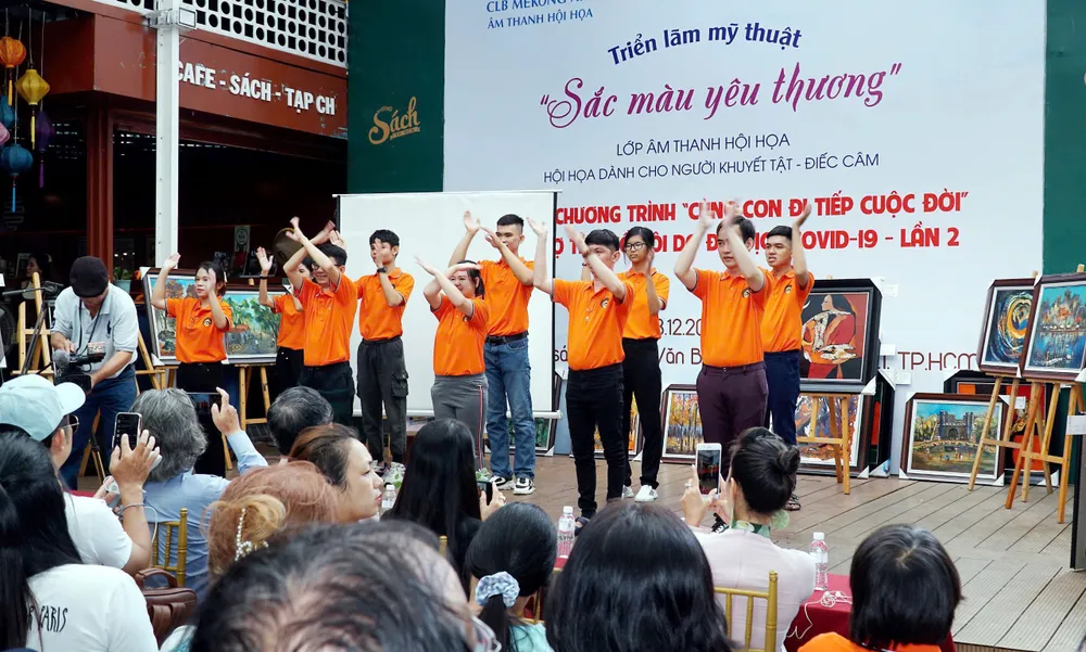 Các học trò của thầy Y đang biểu diễn múa tại triển lãm mỹ thuật "Sắc màu yêu thương". n8.jpeg