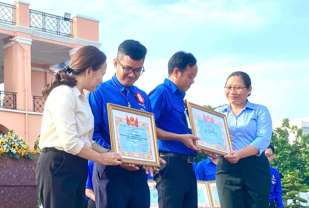 Cán bộ, công chức, viên chức trẻ được tuyên dương, trao giải thưởng “Cán bộ, công chức, viên chức trẻ, giỏi, thân thiện”. A2. (1).jpeg