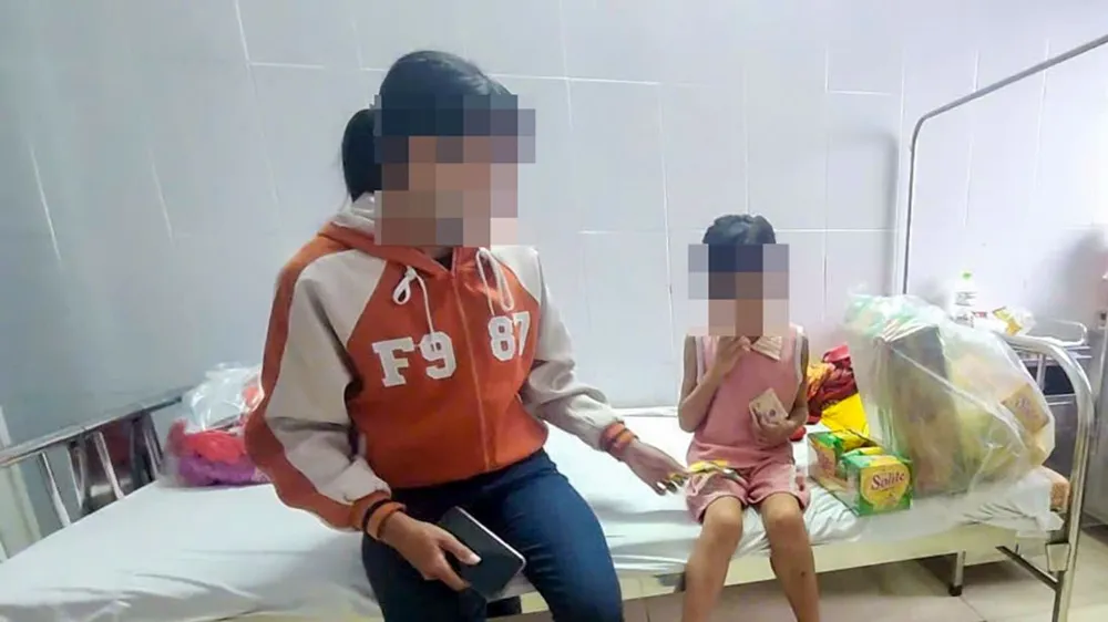 Cháu bé bị mẹ ruột nhiều lần đánh đập