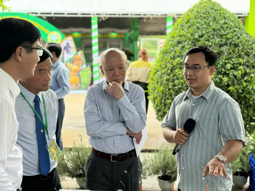 Lê Thành Hưng (bìa phải) chia sẻ về sáng kiến trong quy trình sản xuất nấm nhộng trùng thảo. Ảnh: NVCC nguyễn văn trỗi