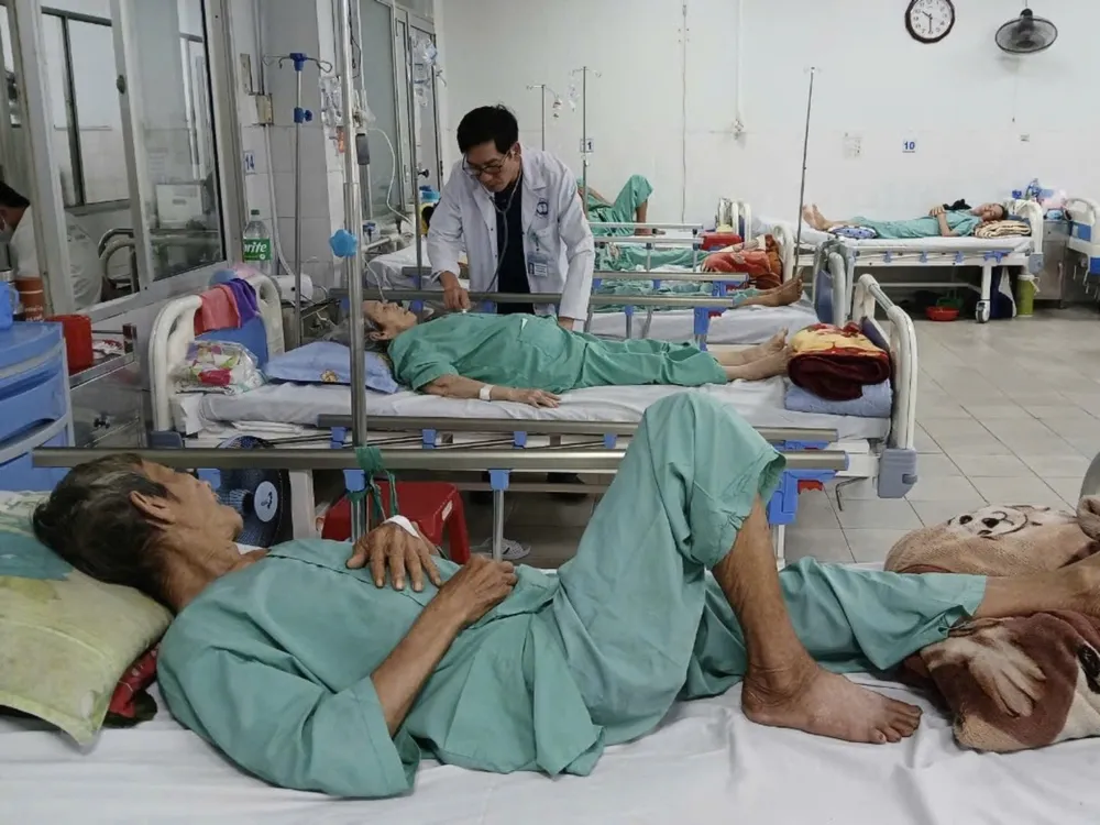 Bệnh nhân đang điều trị ở khoa Nội Tim mạch, Bệnh viện đa khoa Quảng Nam. Ảnh: BH bệnh tim mạch
