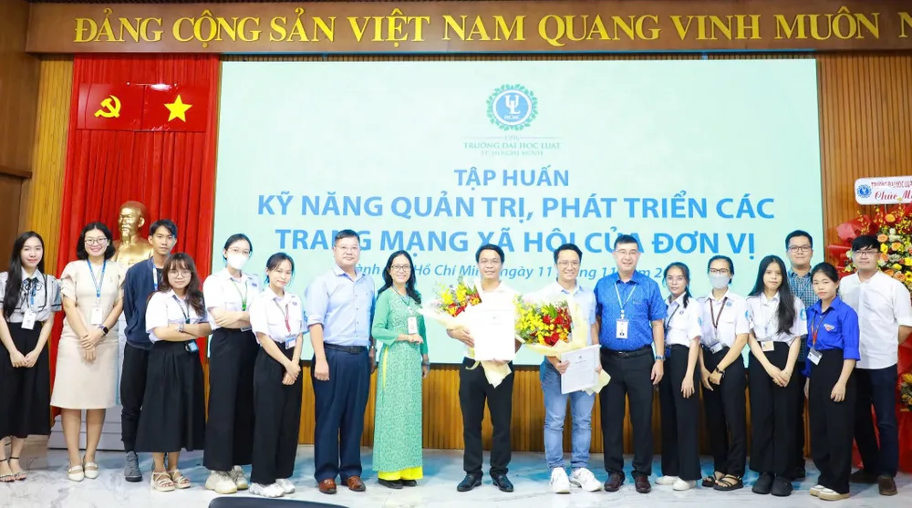 Hai diễn giả nhận hoa và thư cảm ơn từ tập thể Trường ĐH Luật TP.HCM. truong-dh-luat-tp-hcm-mang-xa-hoi-3-5823.jpg