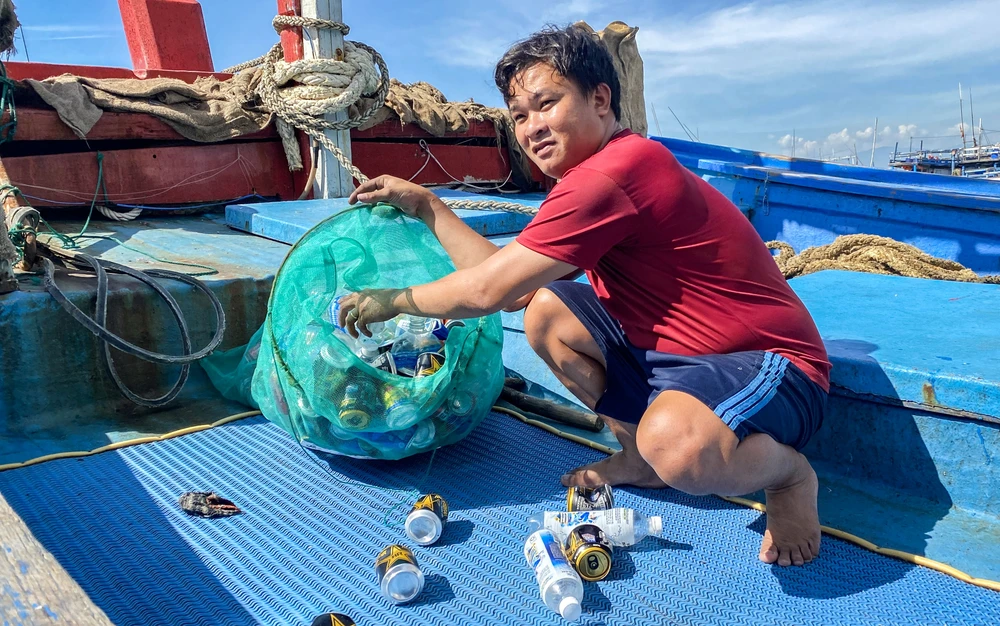 Ngư dân đưa rác về bờ
