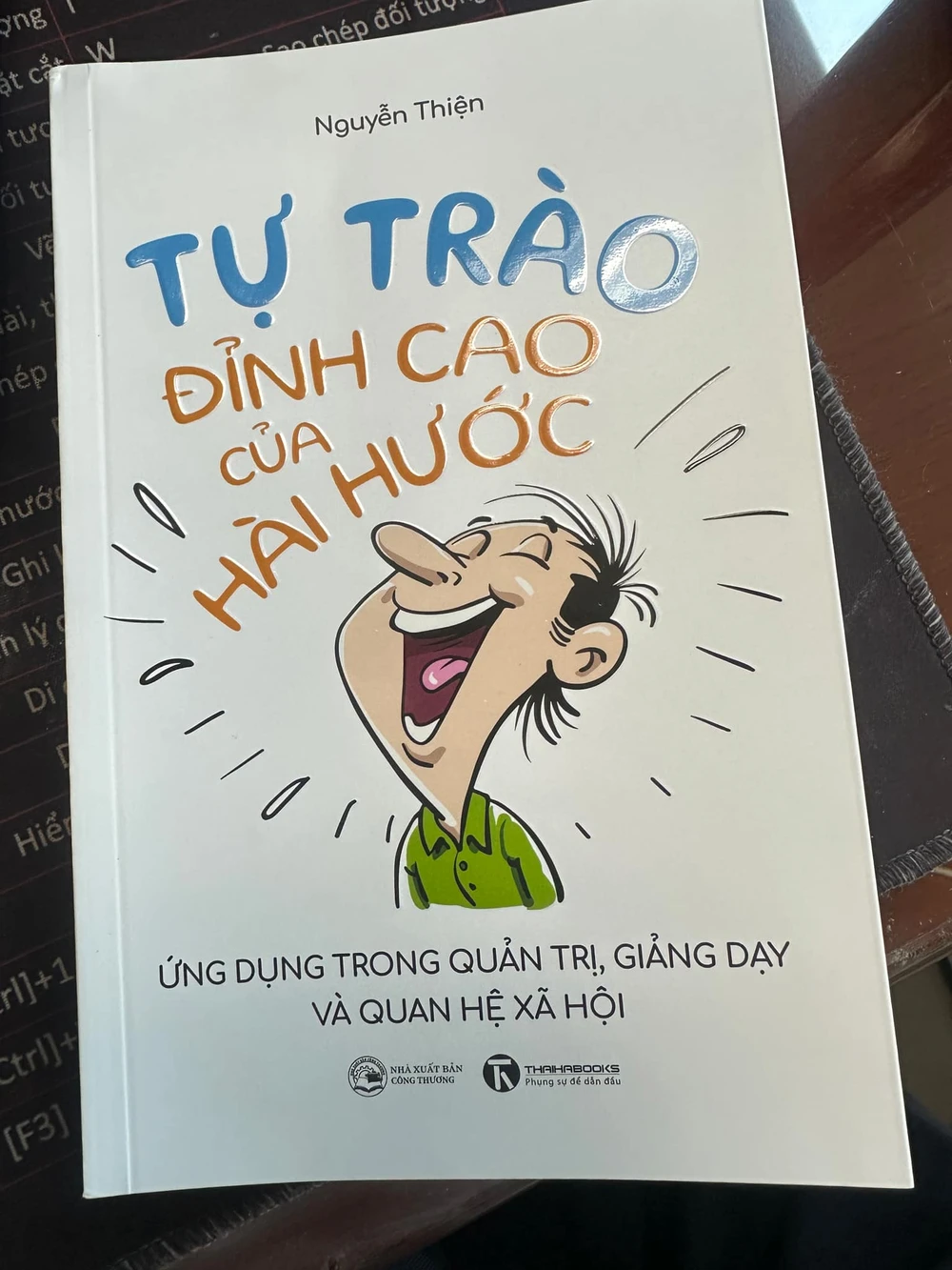 "Tự trào - Đỉnh cao của hài hước" là cuốn sách nghiên cứu ứng dụng tự trào đầu tiên ở Việt Nam, do Nhà xuất bản Công Thương liên kết Thái Hà Books ấn hành.