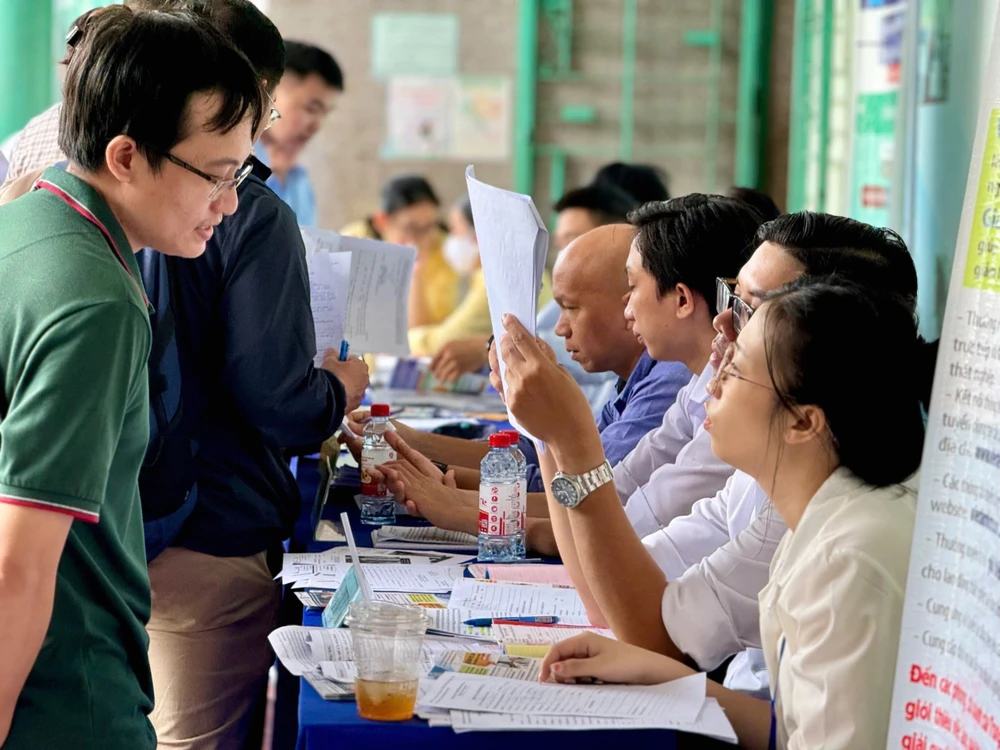 Người lao động đến Trung tâm Dịch vụ việc làm TP.HCM để tìm việc. lao động trên 35 tuổi