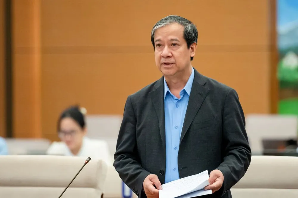 Bộ trưởng Nguyễn Kim Sơn trình bày tờ trình của Chính phủ. Ảnh: QH hỗ trợ ăn trưa