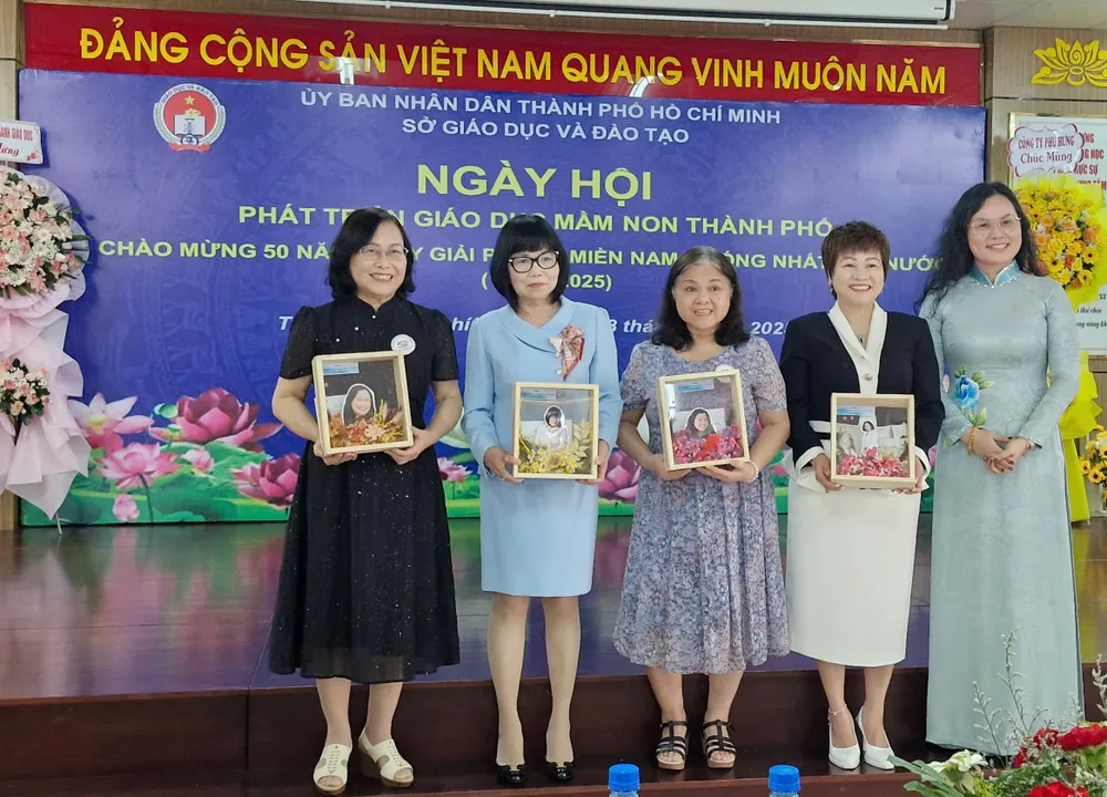 Phó Giám đốc Sở GD&ĐT TP.HCM Lê Thụy Mỵ Châu tri ân các nhà giáo qua các thời kỳ . Ảnh: NQ giáo dục mầm non (2).jpg