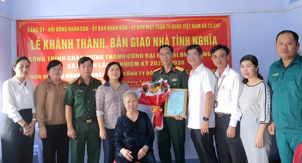 ban-giao-nha-tinh-nghia-quan-dan-cho-nguoi-nha-me-viet-nam-anh-hung-nguyen-thi-lang-509-445 (2).jpg