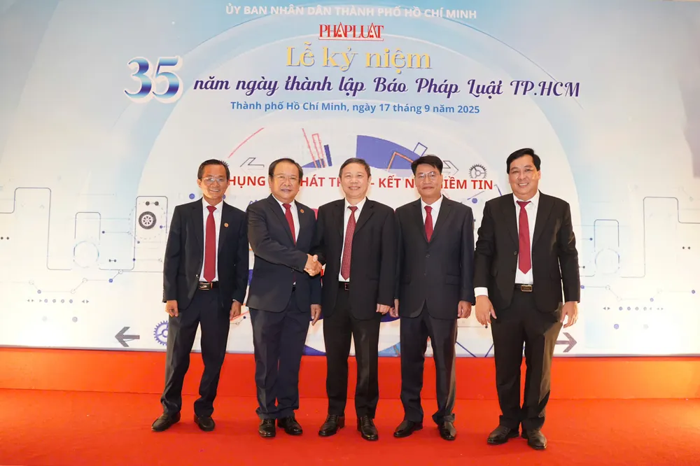 Ông Dương Anh Đức, Ủy viên Ban Thường vụ Thành ủy, Trưởng Ban Tuyên giáo và Dân vận Thành ủy TP.HCM (đứng giữa) cùng các lãnh đạo báo Pháp Luật TP.HCM. Ảnh: THUẬN VĂN