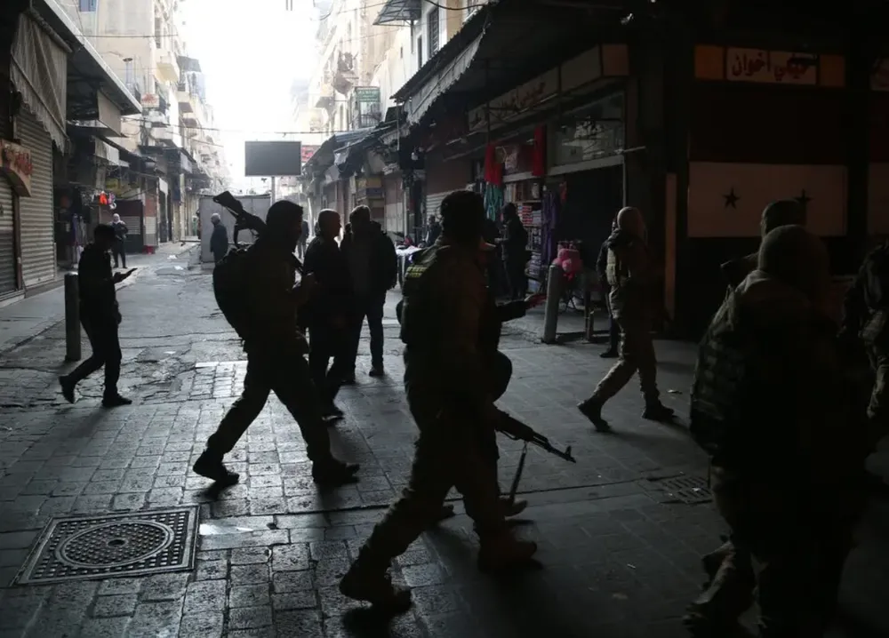 Cùng với các nước, Mỹ cũng đang theo sát tình hình nội chiến Syria, ngày 9-12, người phát ngôn Bộ Ngoại giao Mỹ Matthew Miller cho biết Washington hiện không xem xét việc “dán nhãn” lực lượng nổi dậy chính ở Syria - nhóm Hayat Tahrir al-Sham (HTS) - là khủng bố. Nếu HTS bị chỉ định là khủng bố, Mỹ vẫn có khả năng liên lạc với nhóm này và muốn đối thoại với các nhóm chủ chốt bên trong Syria, trực tiếp hoặc gián tiếp.