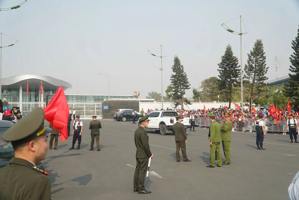 Lực lượng chức năng phải sử dụng hàng rào barie, tăng cường thêm bảo vệ để bảo đảm an ninh trật tự.