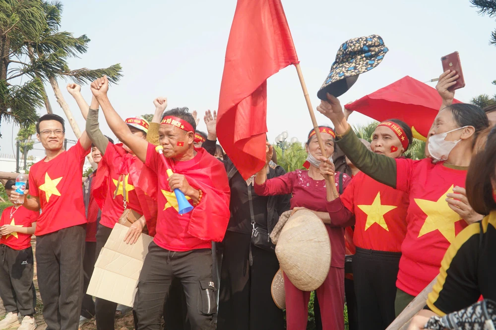 Không chỉ có các bạn trẻ và nhiều người lớn tuổi, người thân của các cầu thủ cũng có mặt.