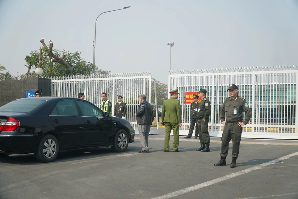 Trước lối vào, lực lượng an ninh cũng có mặt để đảm bảo an toàn, trật tự.