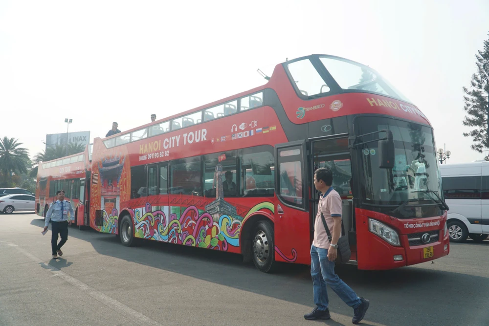 2 chiếc xe buýt 2 tầng cũng đã xuất hiện tại đây để chờ rước các thành viên của Đoàn đội tuyển bóng đá Việt Nam và Cúp vàng .