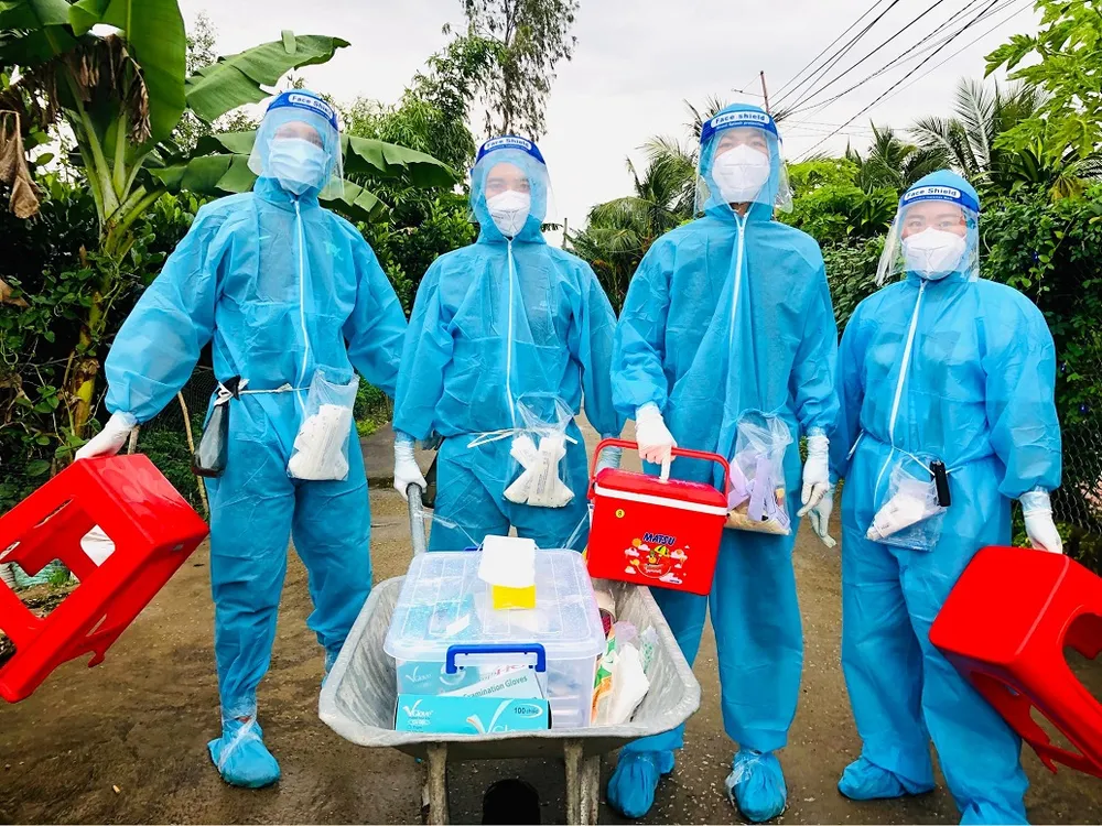 Tận dụng xe lăn, xích lô, xe bán chuối nướng, sữa đậu nành,... để lấy mẫu ảnh 1