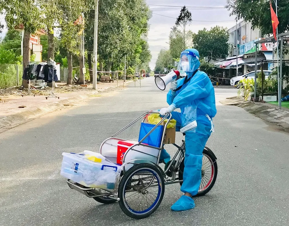 Tận dụng xe lăn, xích lô, xe bán chuối nướng, sữa đậu nành,... để lấy mẫu ảnh 4