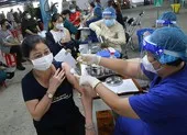 Chùm ảnh: Ngày đầu tiêm mũi nhắc lại vaccine phòng COVID-19 ở TP.HCM