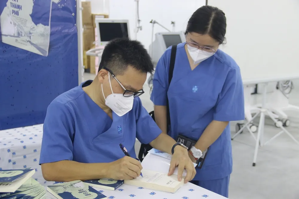 Bác sĩ Lê Minh Khôi viết sách để tri ân những chiến binh thầm lặng ảnh 5 Bác sĩ Lê Minh Khôi viết sách để tri ân những chiến binh thầm lặng ảnh 5