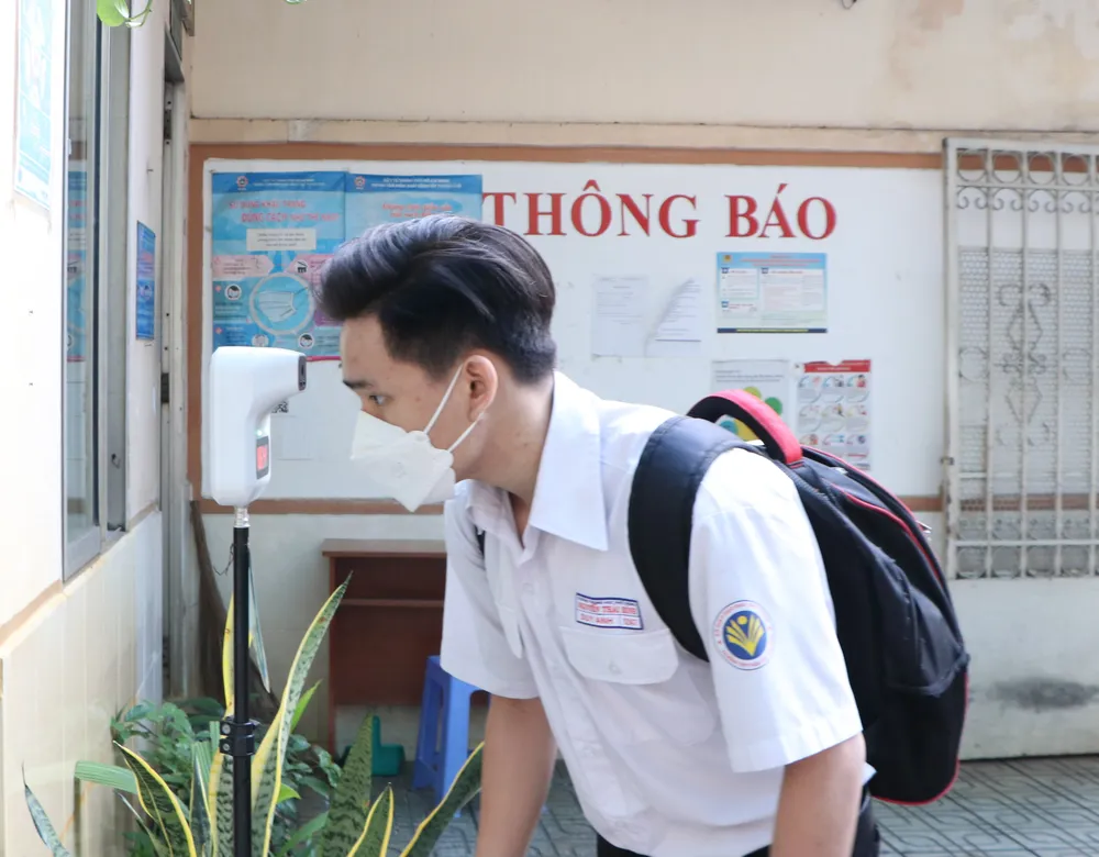 Hàng trăm ngàn học sinh tại TP.HCM vui vẻ trở lại trường ảnh 26