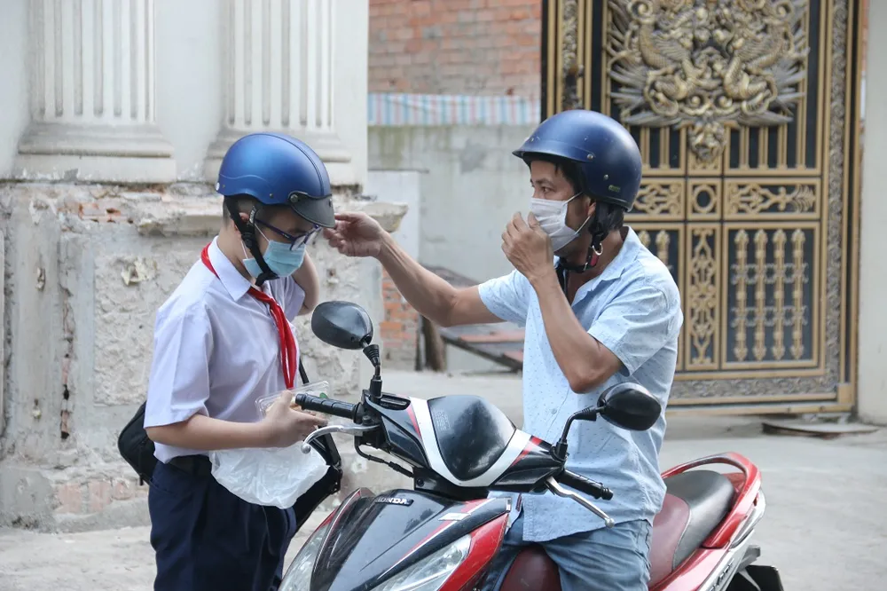 Hàng trăm ngàn học sinh tại TP.HCM vui vẻ trở lại trường ảnh 19