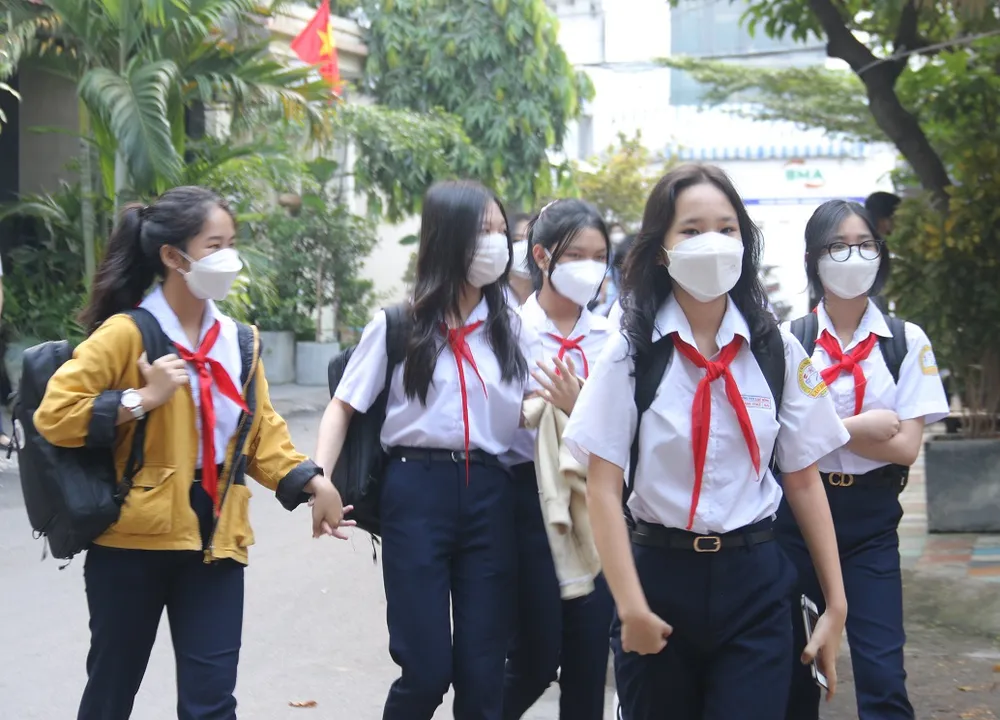 Hàng trăm ngàn học sinh tại TP.HCM vui vẻ trở lại trường ảnh 20