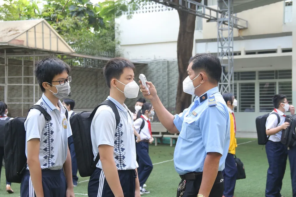 Hàng trăm ngàn học sinh tại TP.HCM vui vẻ trở lại trường ảnh 21