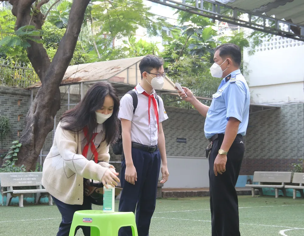 Hàng trăm ngàn học sinh tại TP.HCM vui vẻ trở lại trường ảnh 22